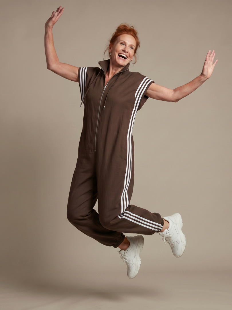 Lark | Raidallinen jumpsuit edestä vedettävällä vetoketjulla