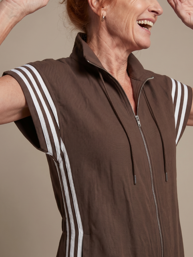 Lark | Raidallinen jumpsuit edestä vedettävällä vetoketjulla