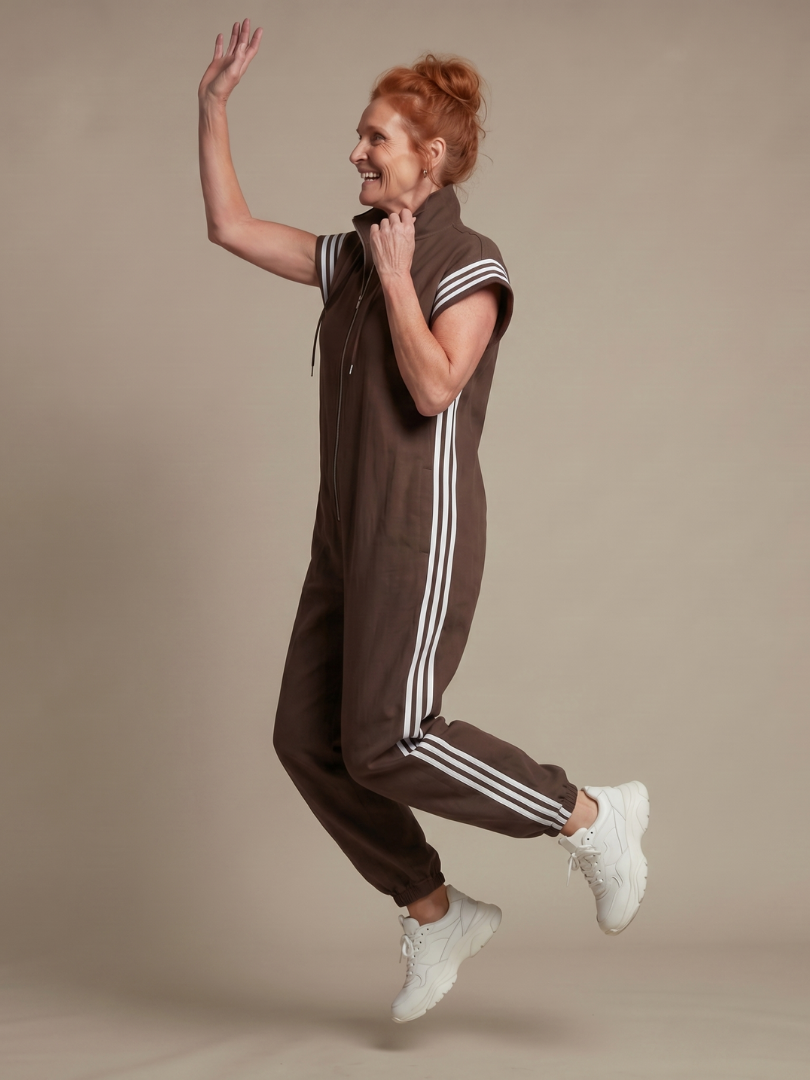 Lark | Raidallinen jumpsuit edestä vedettävällä vetoketjulla