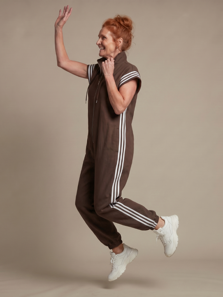 Lark | Raidallinen jumpsuit edestä vedettävällä vetoketjulla