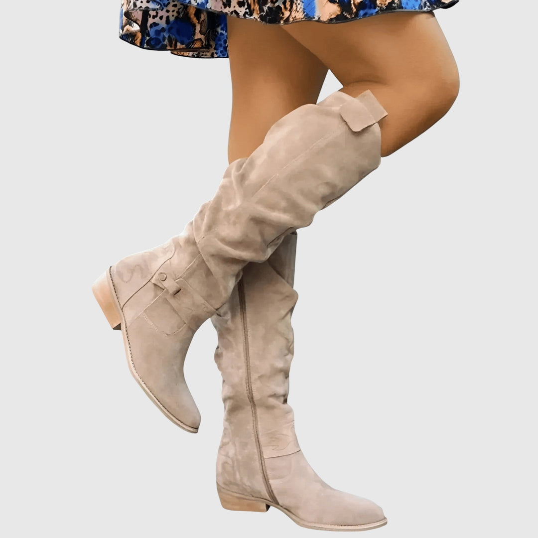 Alena - Korkeat saappaat rypytettynä tyylillä