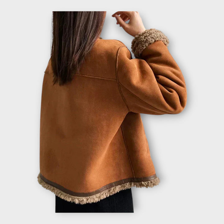 Tyylikäs nahkatakki lämpimällä vuorilla ja ajattomalla designilla